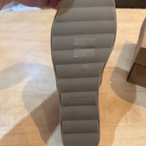 NWT and Box Earth Dark Natural Wendy's Wedge Sandals Sz 9.5 - Picture 10 of 11